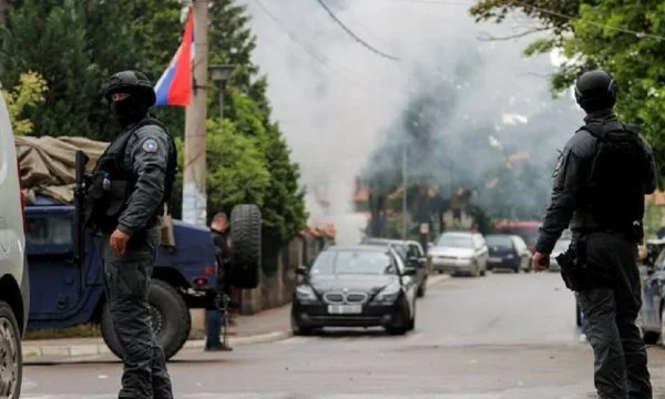 Tensionohet situata në Leposaviq, protestuesit thyejnë veturat