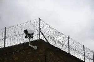 Dy persona arratisen nga burgu në Lipjan, por kapen pak kohë më vonë nga Policia