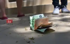 Qytetarja nga Suhareka gjen 300 euro dhe i dorëzon në polici