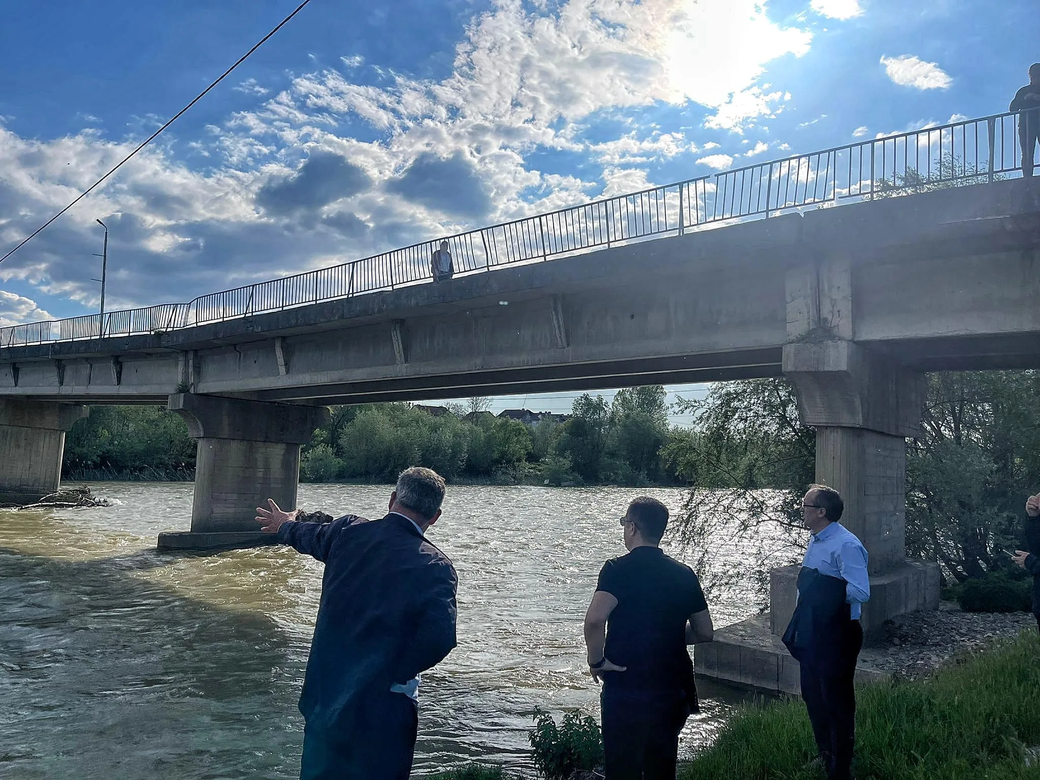 Hoti e Selmanaj vizitë urës mbi Drinin e Bardhë në Rogovë të Hasit, Hoti i bën thirrje Qeverisë: Ura paraqet rrezik për qarkullim
