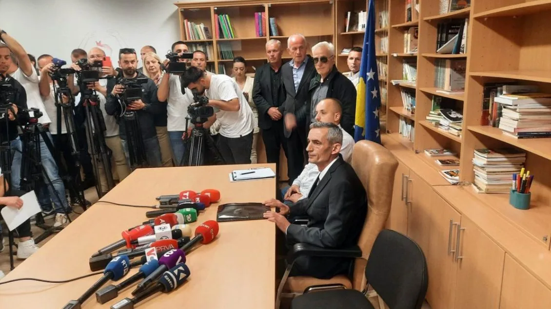 Kryetari i Zveçanit hyn në ndërtesën e Komunës