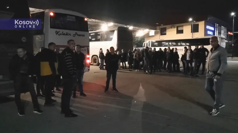 Mediat serbe: Rreth 10 mijë serbë nga Kosova shkuan në Serbi në mbështetje të Vuçiqit