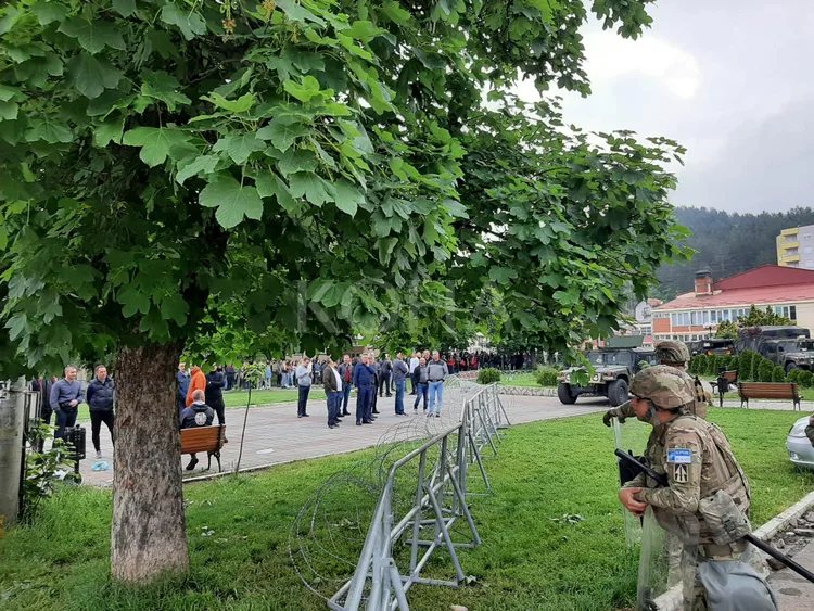 Prani e shtuar e KFOR-it para objekteve të komunave të Leposaviqit dhe Zubin-Potokut