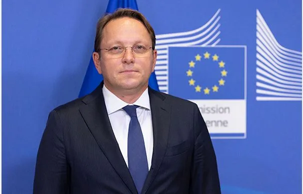 Oliver Varhleyi nesër e viziton Kosovën, takohet me Osmanin