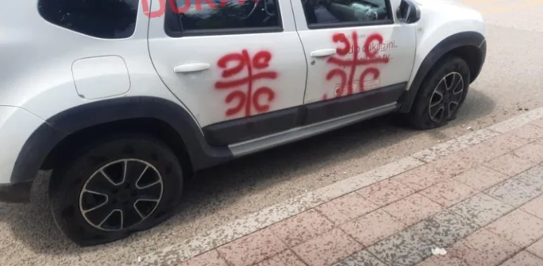 Protestuesit serb po shpojnë gomat e veturave të mediave kosovare