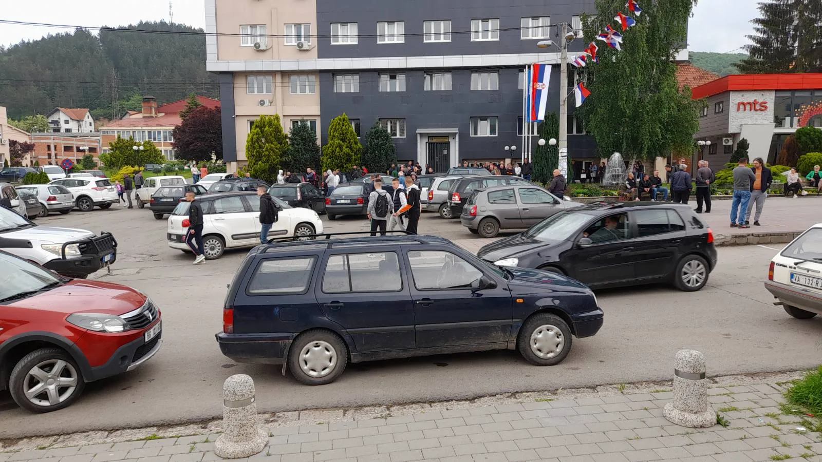 Një muaj paraburgim për dy serbët e dyshuar për dhunën në veri