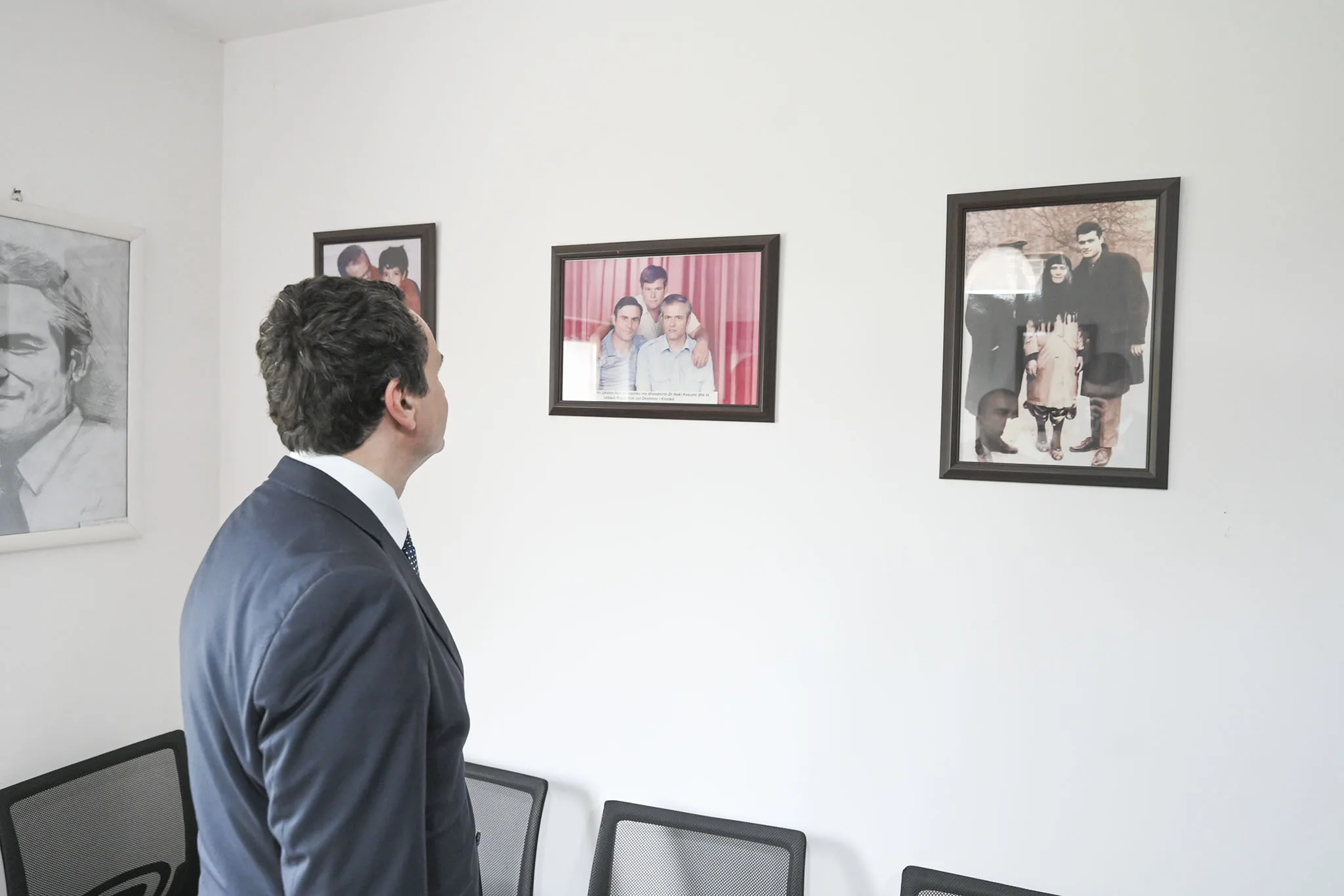 Kryeministri Kurti vizitoi Shtëpinë Muze të Ukshin Hotit në 80- vjetorin e lindjes së tij