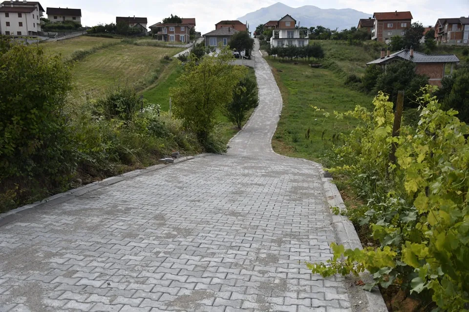 Përfundon kanalizimi dhe shtrirja me kubëza në rrugët e fshatit Kobaj