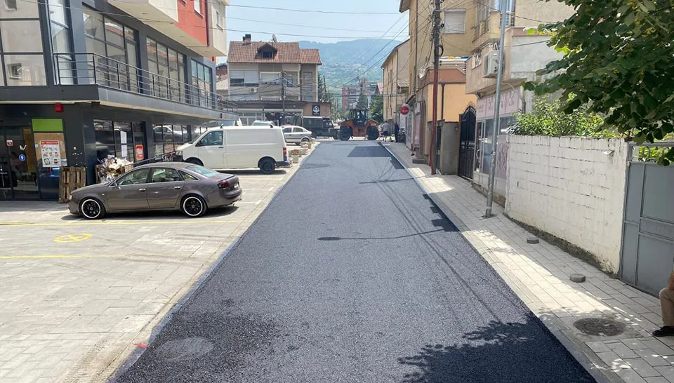 Ka filluar shtrimi i shtresës finale të asfaltit në rrugën “Ersan Mazreku” në Prizren