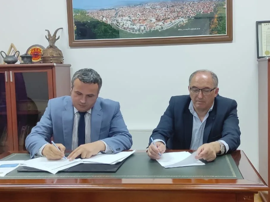 Komuna e Prizrenit nënshkruan kontratë me Institutin për Hulumtime Zhvillimore “Riinvest”