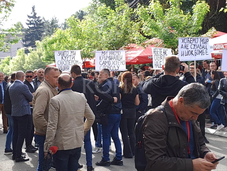 Mblidhen serbët në Zveçan, nxjerrin pankarta me mbishkrime