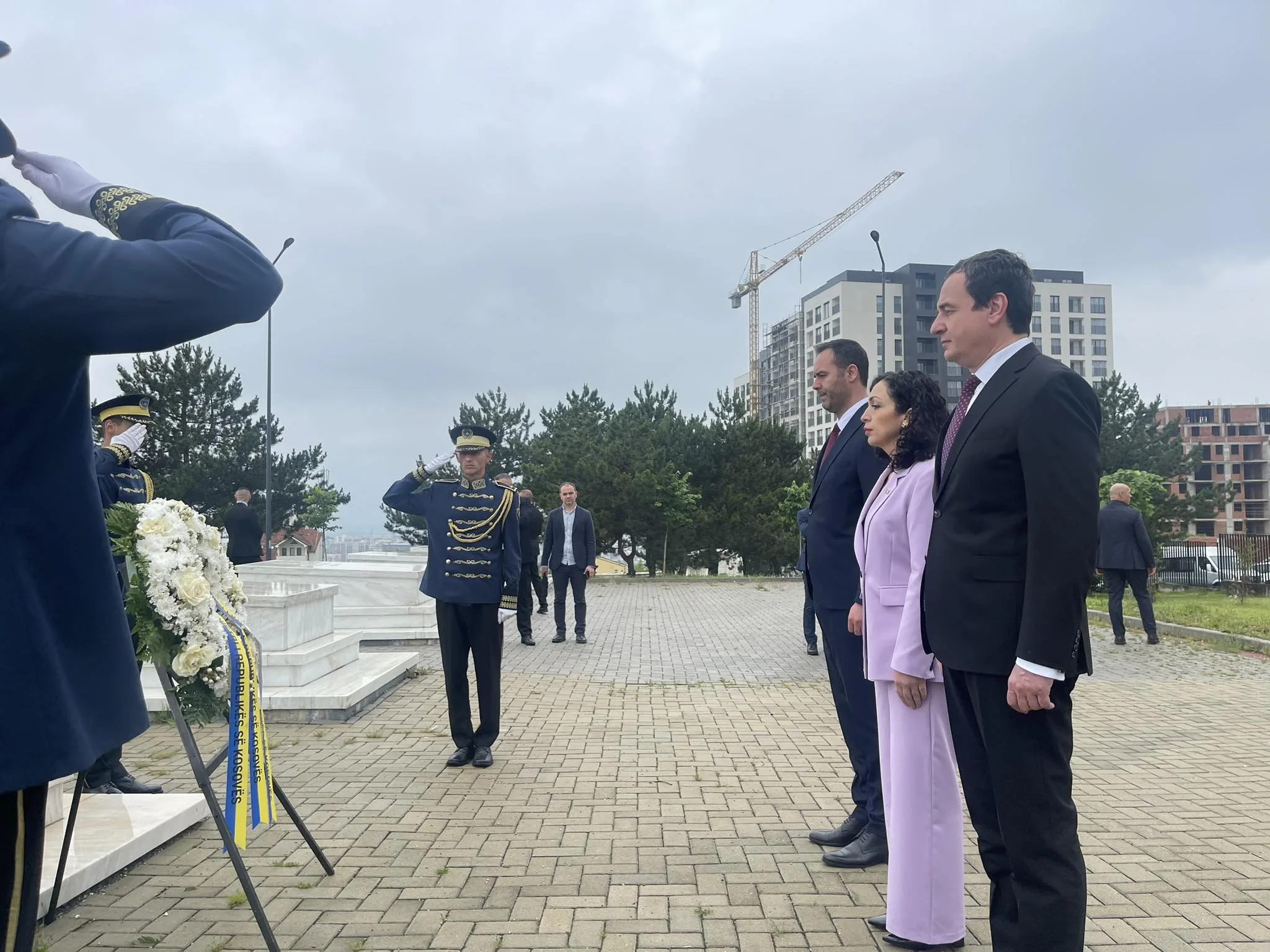 Krerët e shtetit bëjnë homazhe te varri i presidentit Rugova dhe Demaçit