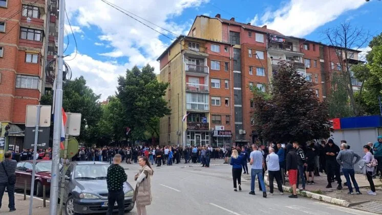 Serbët mblidhen pas arrestimit të Milun Milenkoviqit në veri, disa i maskojnë fytyrat