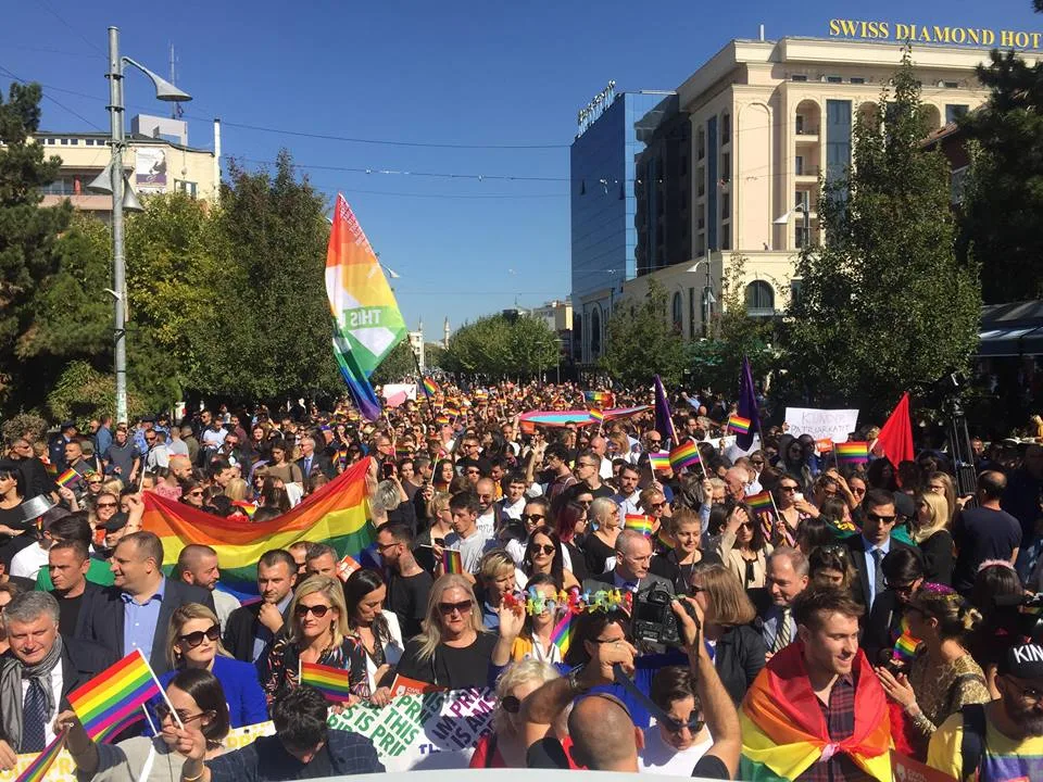 Me moton “T’du qashtu qysh je” sot në Prishtinë mbahet Parada e Krenarisë