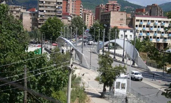 Shpërthim në Mitrovicën e Veriut – Sulmohet me granat dore objekti i komunës