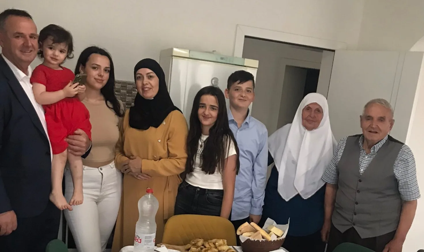 Ambasadori francez e feston Kurban Bajramin në një familje shqiptare