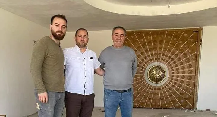 Vëllai i Ipeshkvit të Kosovës punon derën e xhamisë në Ferizaj, BIK: Kjo tregon edhe harmoninë fetare