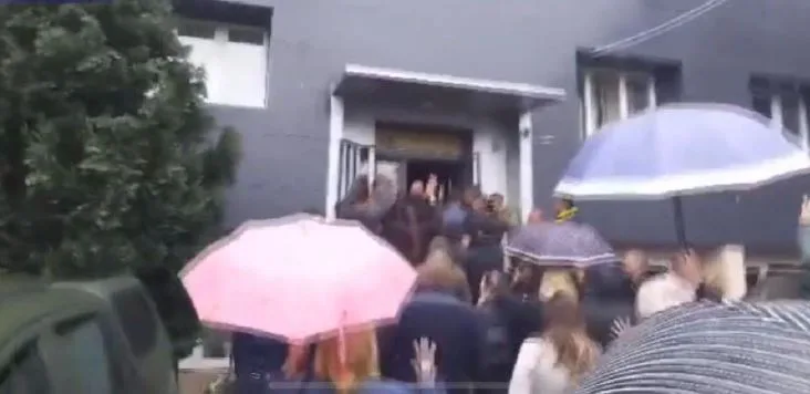 Protestuesit tentojnë të hyjnë me dhunë në objektin e komunës në Leposaviq