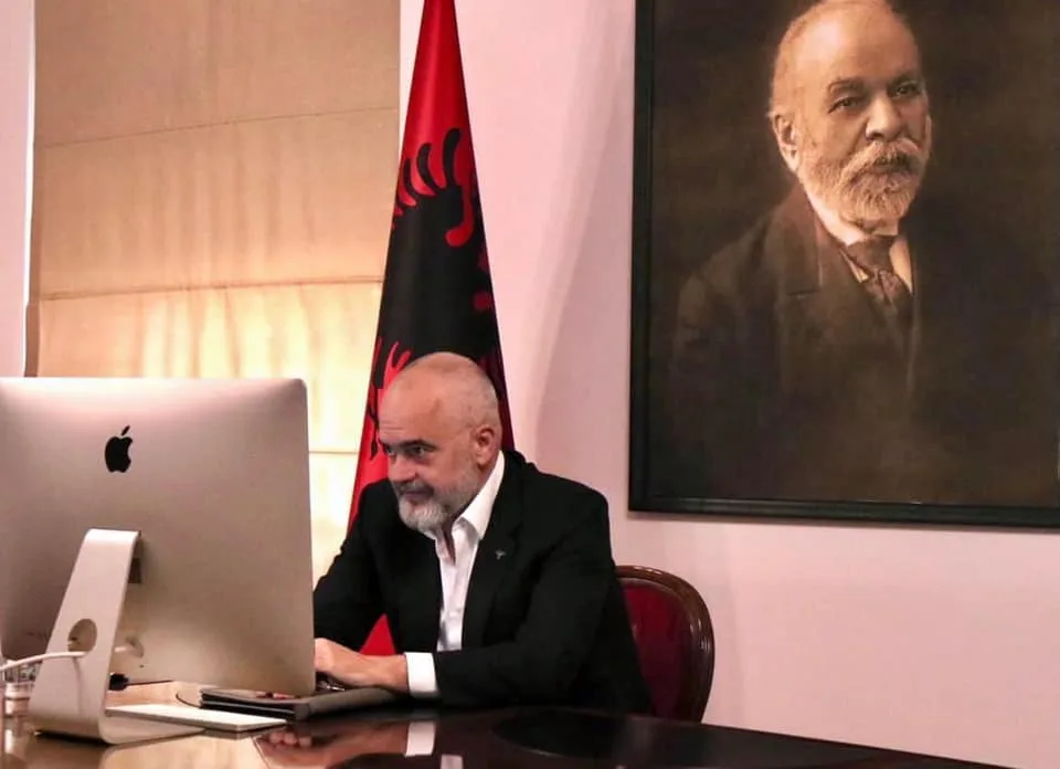 Rama e përcjell “live” konferencën e Kurtit (FOTO)