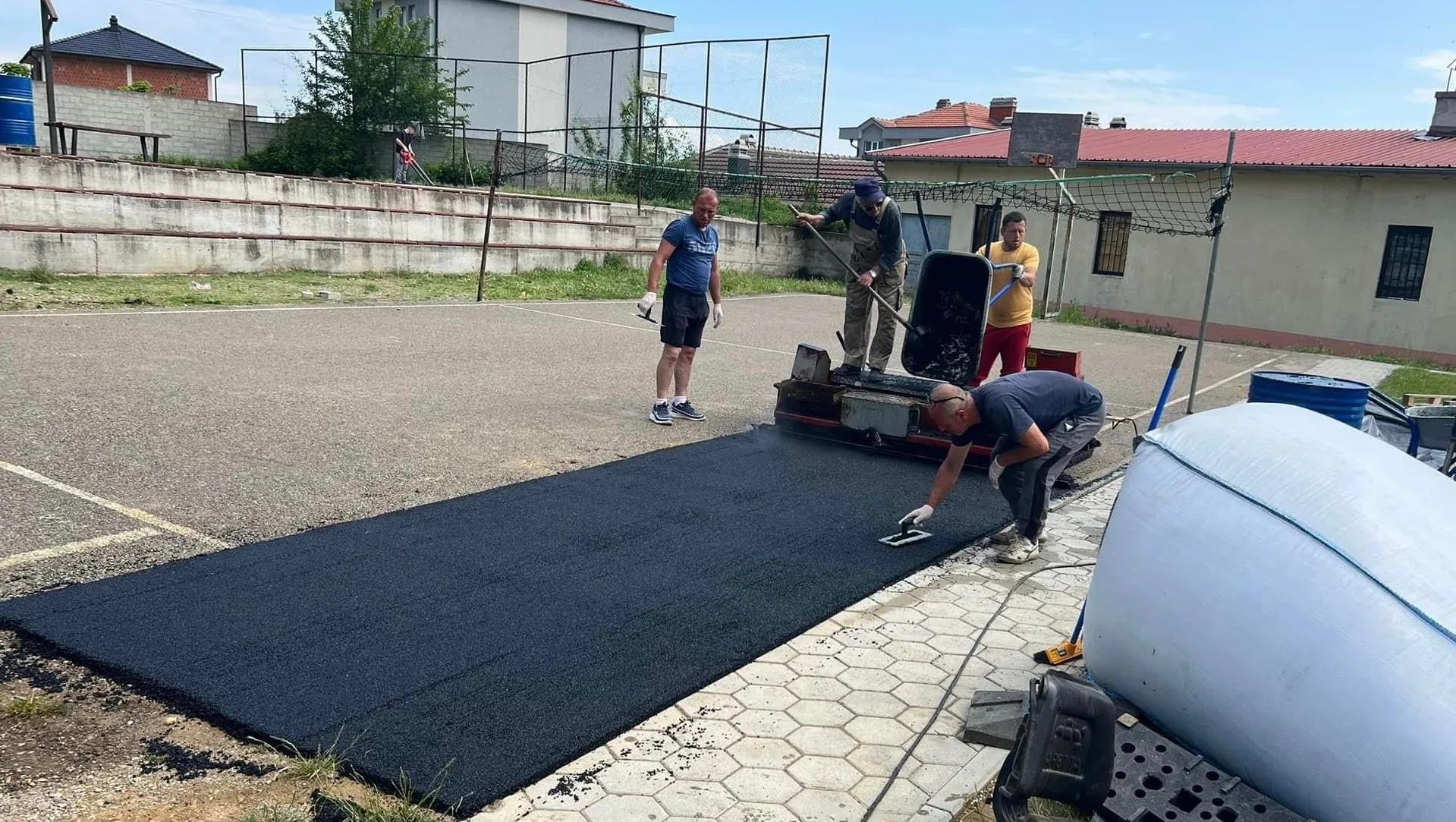 Në disa fshatra të komunës së Prizrenit shtrohen fushat sportive me tartan