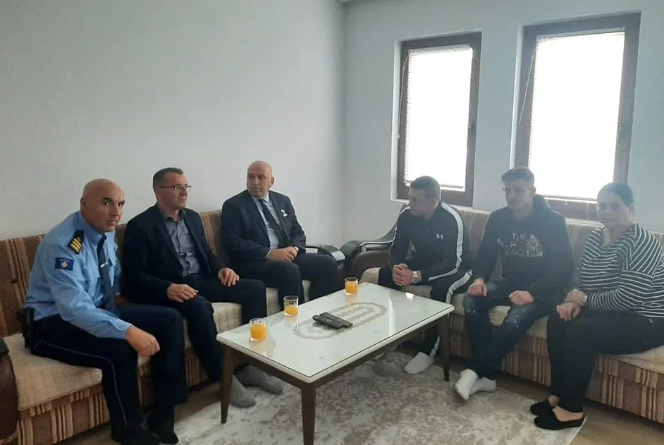 Kryetari i Sindikatës së Policisë viziton familjet e tre policëve të kidnapuar nga forcat serbe