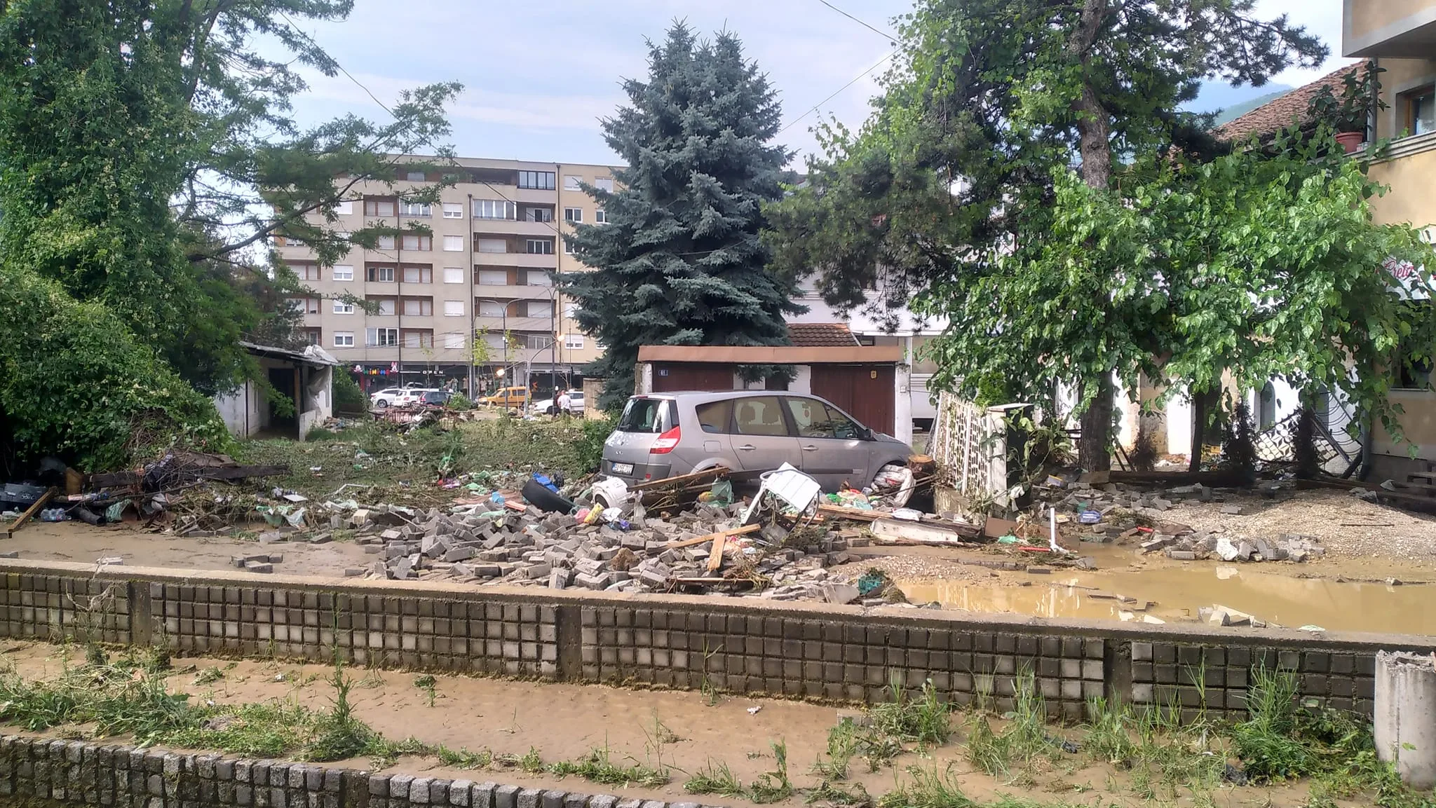 E hëna – Ditë zie në Pejë