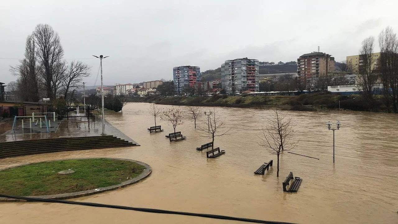 Rrezik nga vërshimet apo përmbytjet e shpejta në dy javët e ardhshme