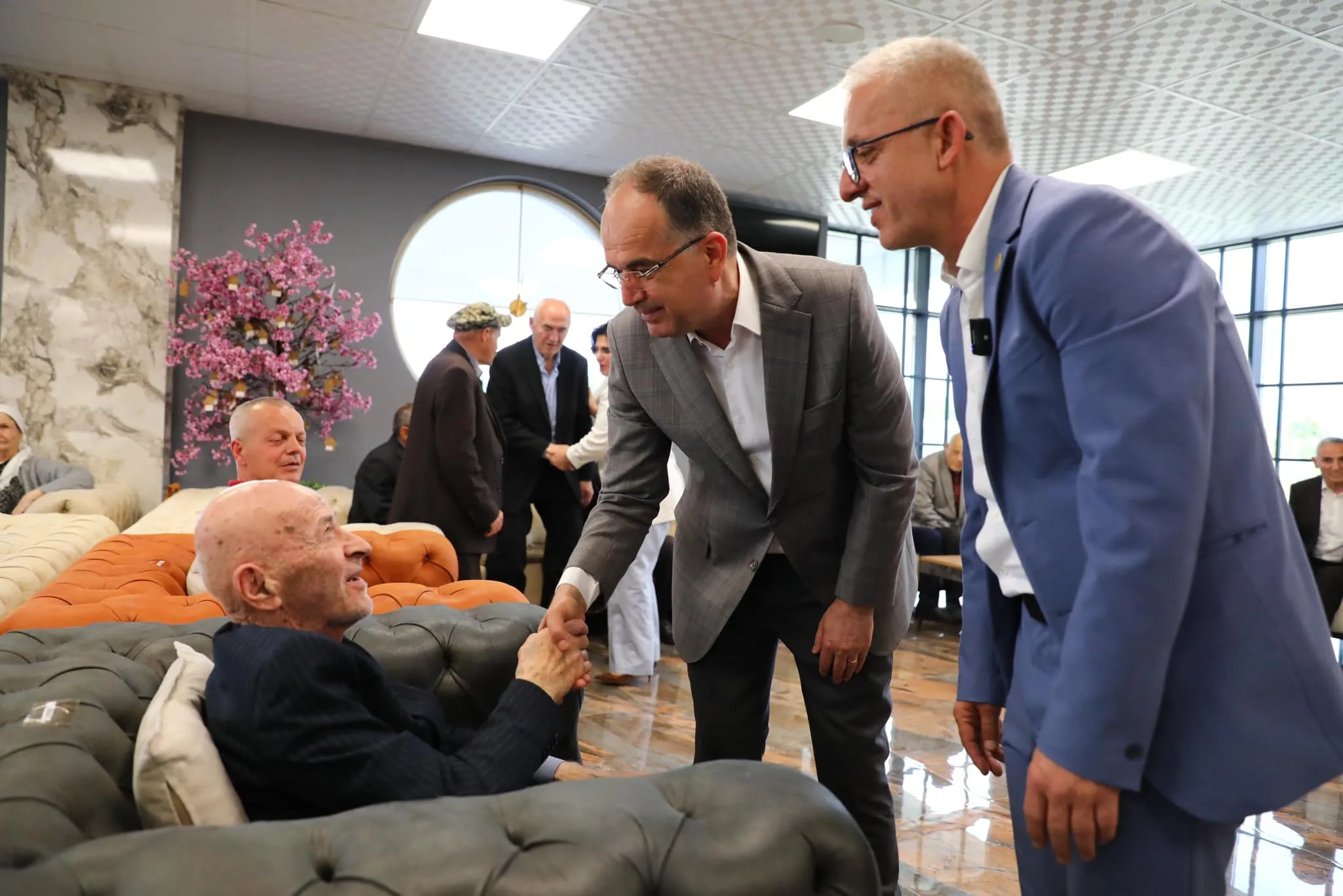 Begaj viziton shtëpinë e të moshuarve në Suharekë: Shembull i solidaritetit njerëzor
