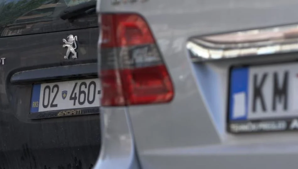 Kosova ndalon hyrjen e veturave me targa të Serbisë