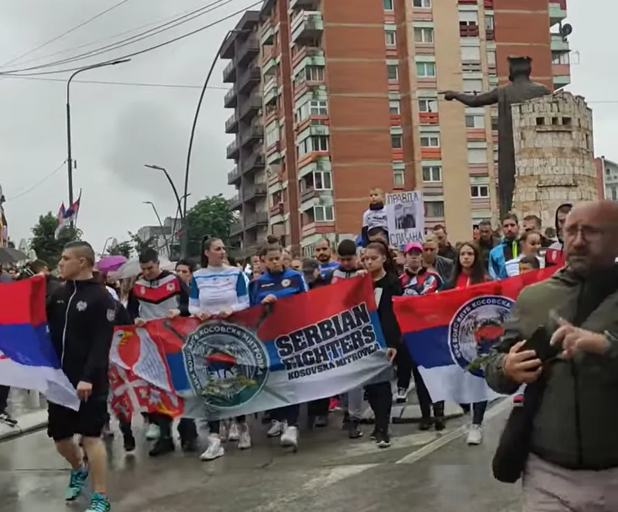 Serbët nisin protestat në veri, kërkojnë lirimin e kriminelit “Llune”