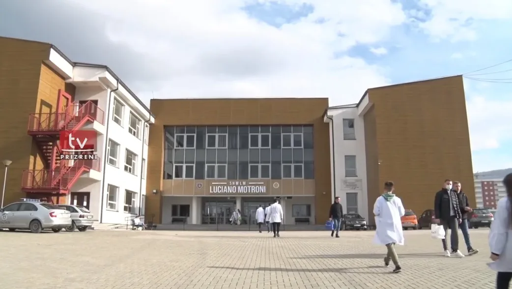 Nxënësi i çon mesazh drejtorit të shkollës në Prizren, kërcënon se do t’i vrasë nxënësit
