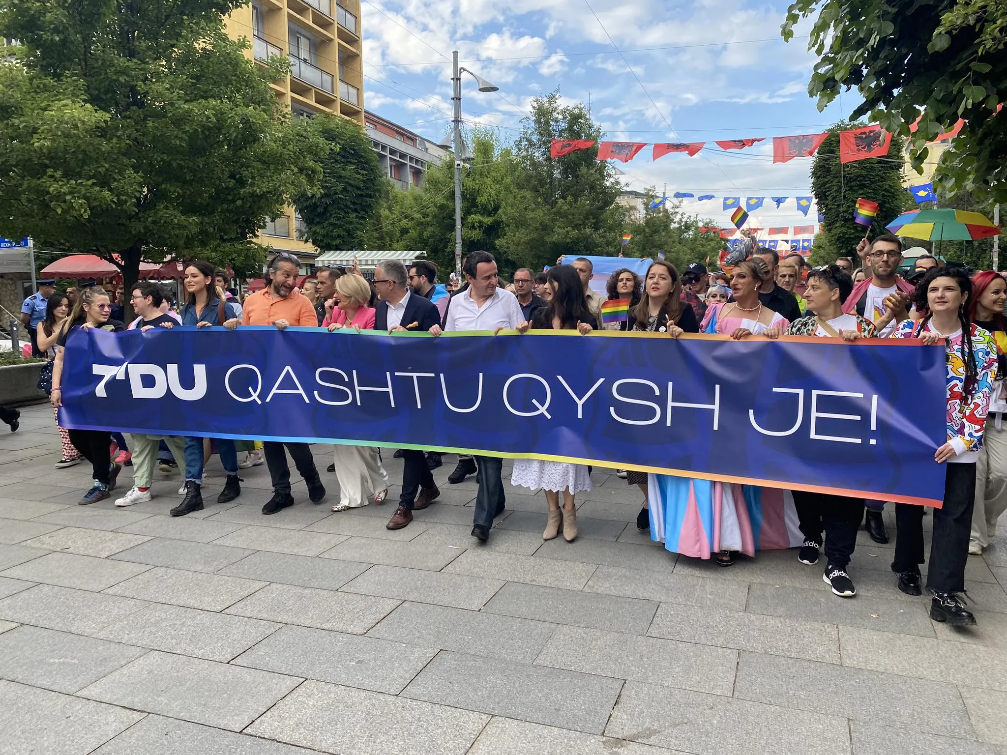 Kurti i bashkohet Paradës së Krenarisë