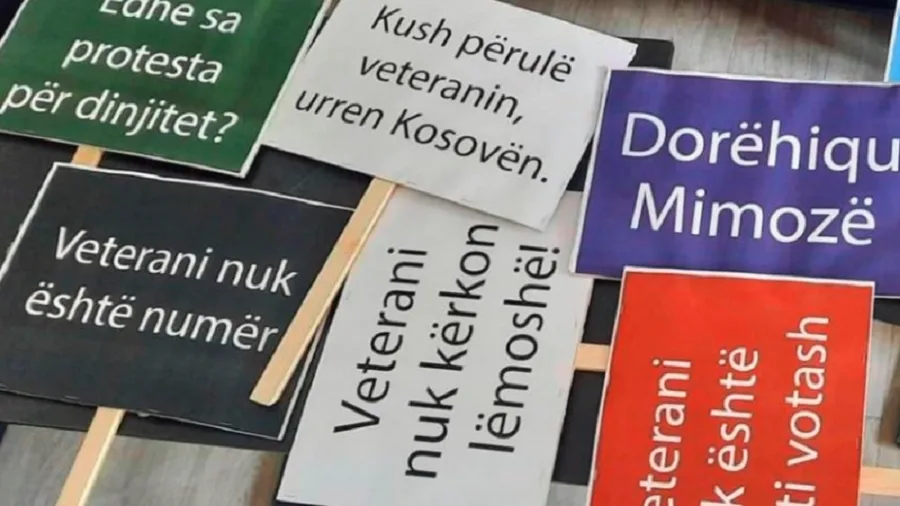 Bëhen gati pankartat për protestën sot: ‘Dorëhiqu Mimozë’ e ‘Veterani nuk është numër’, janë disa nga to
