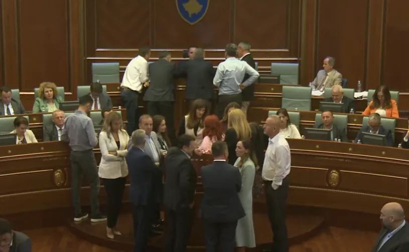 Opozita bllokon foltoren e Kuvendit