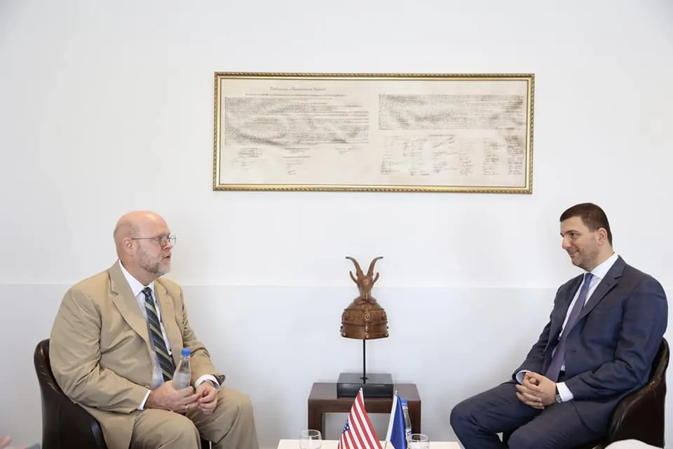 Krasniqi pret Ambasadorin Hovenier: Qeveria Kurti e ka humbur kredibilitetin, vendi duhet të shkojë në zgjedhje