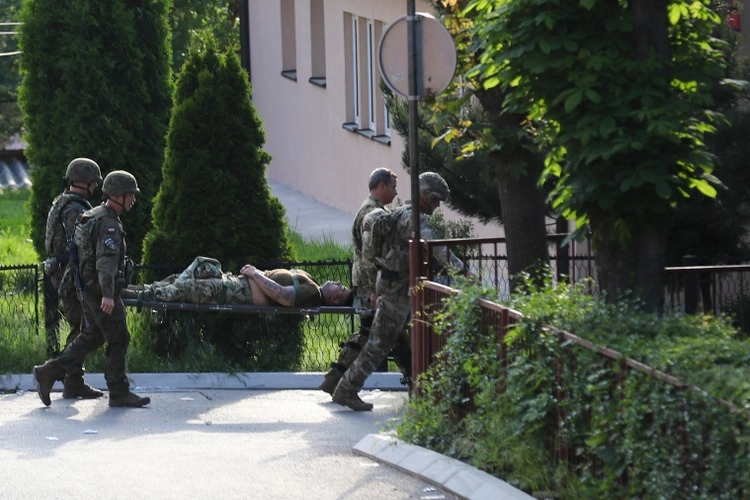 Ushtarit hungarez të plagosur gjatë tensioneve në Zveçan i amputohet këmba