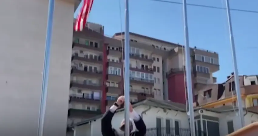 Flamuri amerikan ngrihet në një xhami në Prishtinë, imam Maliqi: Do ta bëjmë traditë
