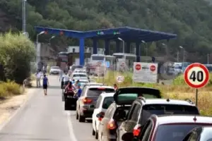Dheu i Bardhë mbetet pika më e ngarkuar, pritjet për hyrje në Kosovë deri në dy orë