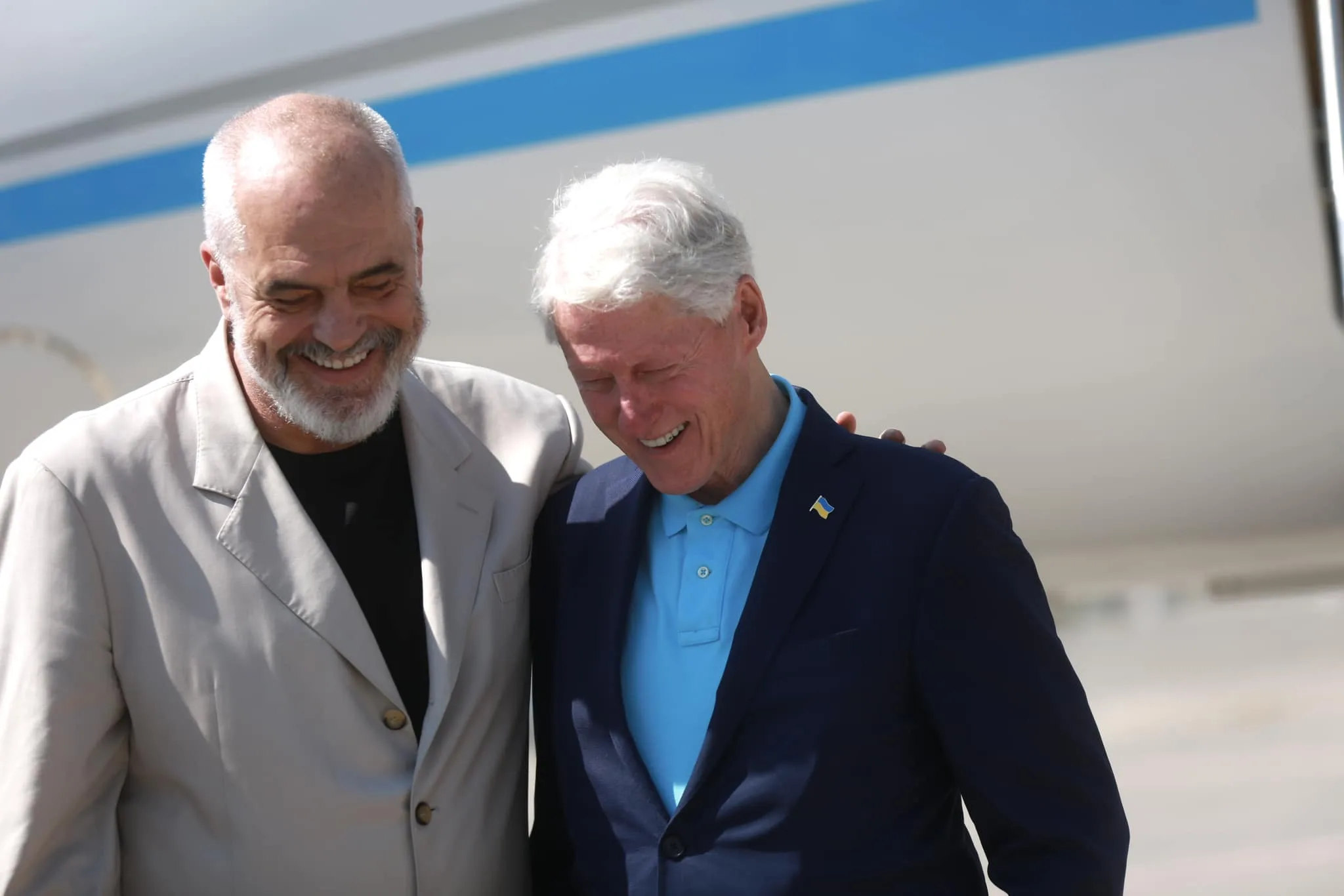 Bill Clinton mbërrin në Shqipëri, pritet nga Edi Rama (FOTO)