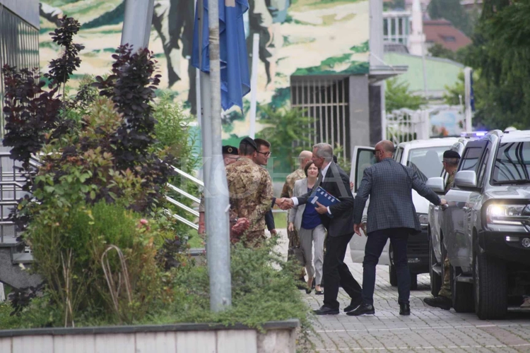 Ndihmëssekretari i Përgjithshëm i NATO-s i shkon në zyrë Kurtit