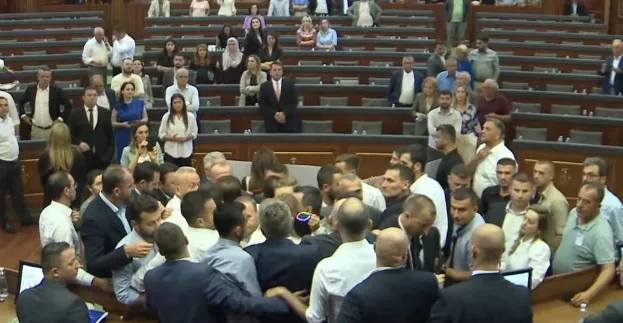 Sërish kacafytje mes deputetëve e hedhje të ujit