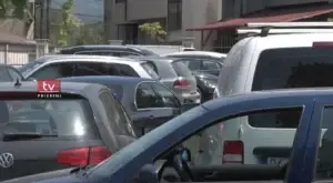 Tash e tutje, pronarët e automjeteve duhet të lajmërohen 15 ditë para skadimit të afatit të regjistrimit