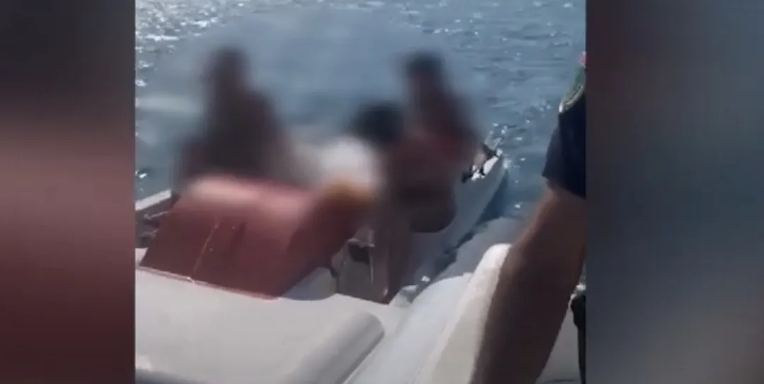 Shpëtohen tre kosovarë në Shëngjin, momenti kur Policia i nxjerr nga deti