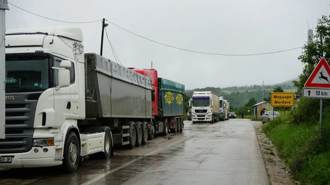 Rritet numri i produkteve serbe që futen në Kosovë, kolona në Merdare është me kilometra