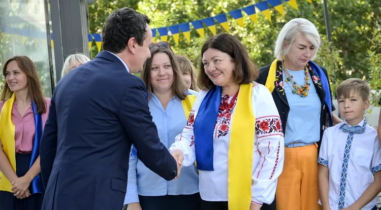 Krerët e shtetit urojnë Ukrainën për Ditën e Pavarësisë, Kurti përmend takimin me Zelenskyn