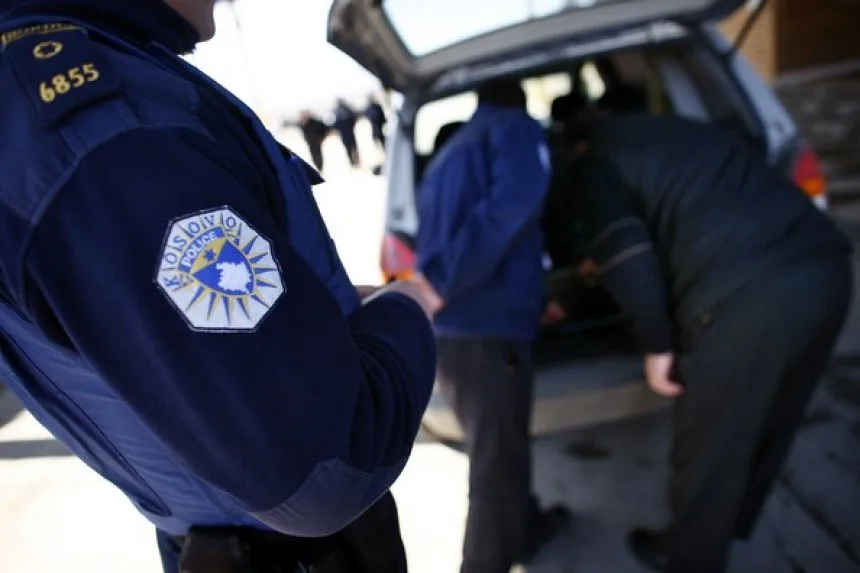Policia bastis veturën dhe shtëpinë e një të dyshuari në Prizren, i konfiskohen lëndë narkotike