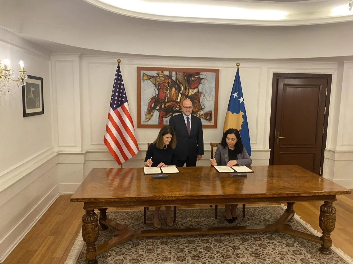 ShBA ndihmon Kosovën, nënshkruhet marrëveshja me vlerë mbi 32 milionë euro