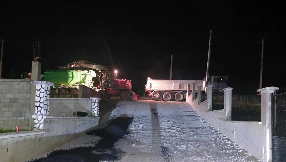 Mbrëmë ka filluar asfaltimi i disa rrugicave në fshatin Gjonaj