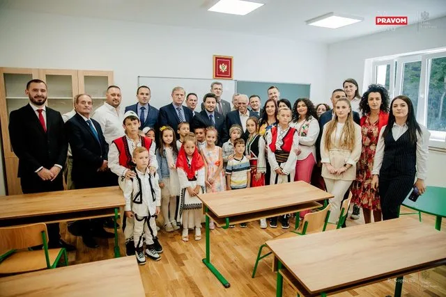 Rindërtohet objekti, Abazoviq hap shkollën e vetme shqipe në Rozhajë