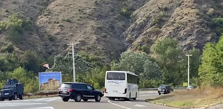 Personat që ishin brenda Manastirit në Banjskë u përcollën për në Novi Sad nga EULEX